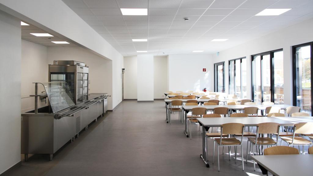 Bright canteen with serving area in modular construction at the Euskirchen barracks