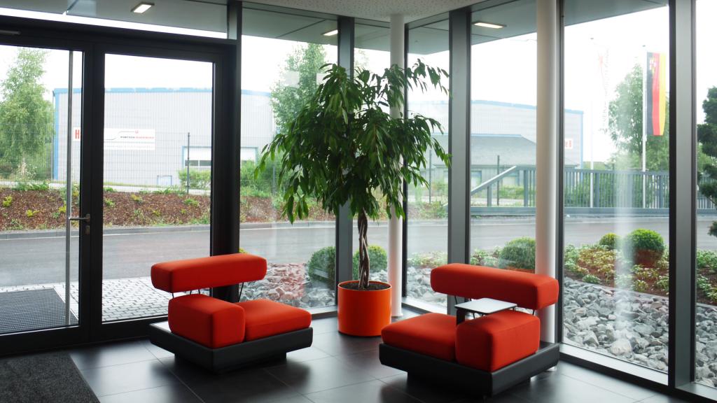 Seating group in the foyer of the office building in modular construction by the Evertz company