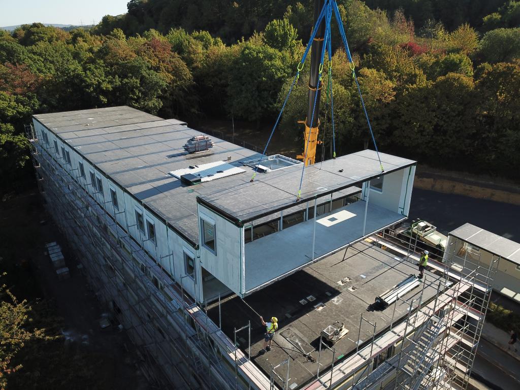 Mounting of the modules of the accommodation building Zinfue LBB Diez