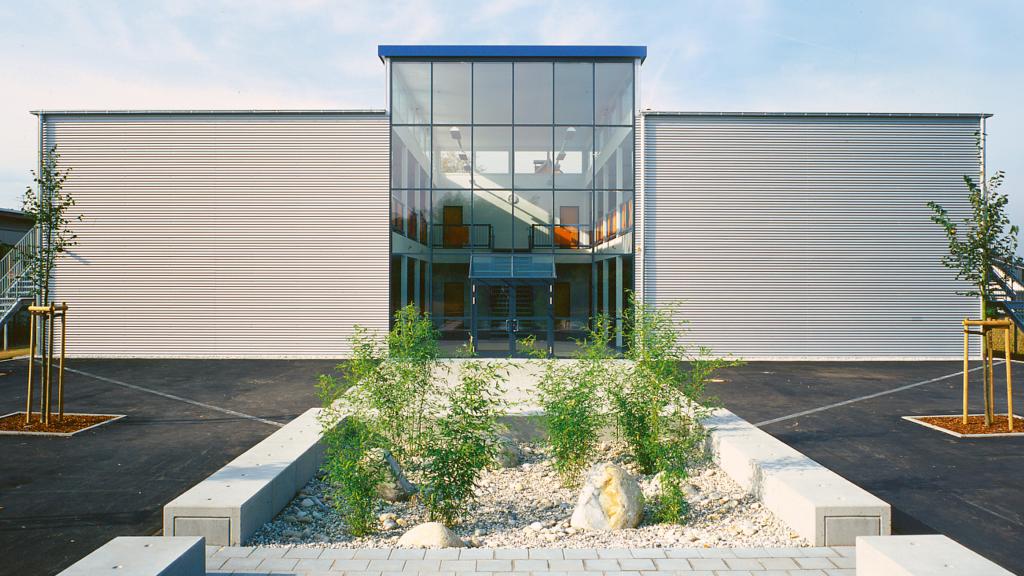 School building of the Edith-Stein-Realschule in modular construction with aluminium corrugated sheet façade