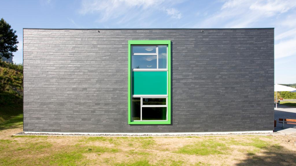 Exterior view of the slate façade of the modular vocational college in Wipperfürth