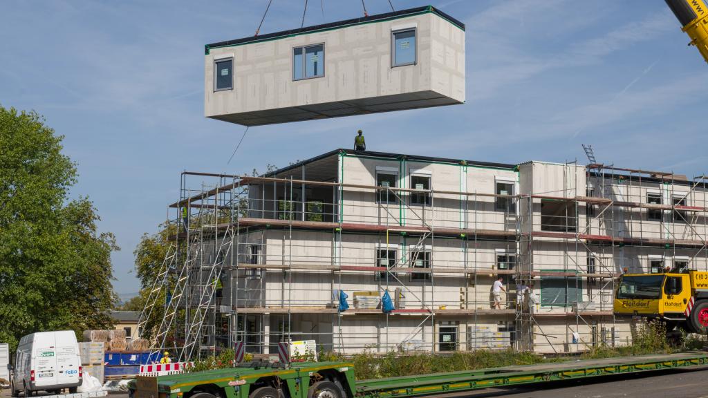 Setting up of the modules at the construction site of the accommodation building of Zinfue LBB Diez