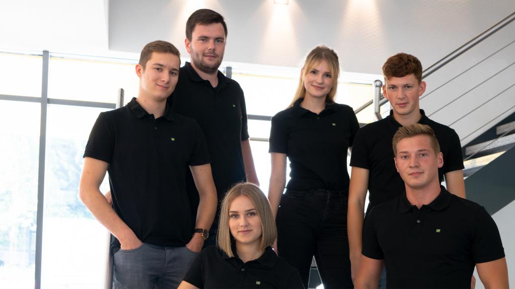 Gruppenfoto von Auszubildenden auf der Treppe des SÄBU Verwaltungsgebäudes