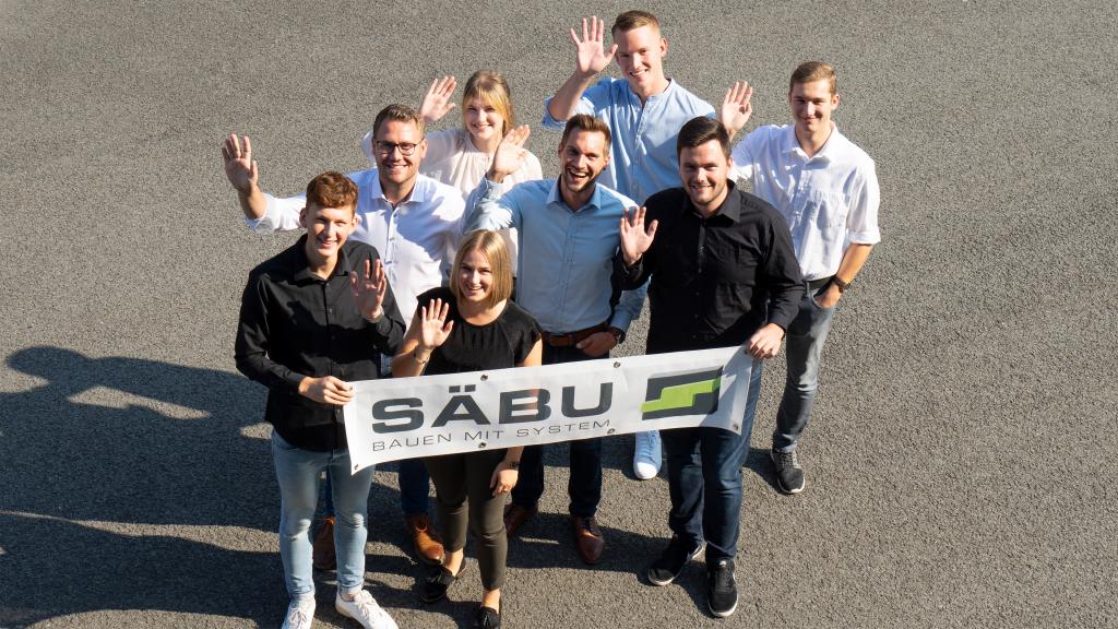 Mitarbeitergruppenfoto mit SÄBU Banner