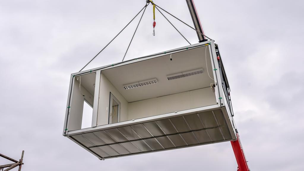 Mounting of an OPTILuxe container module with a crane