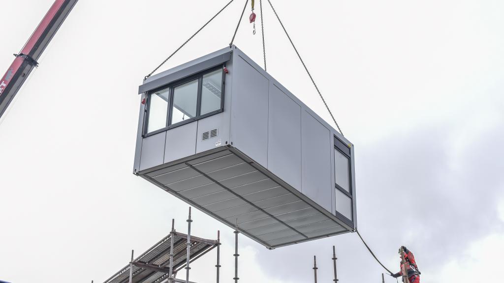 Mounting of the OPTILuxe container modules for an administration building