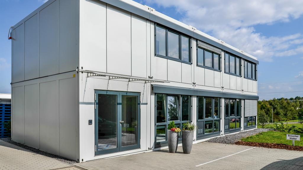 Zweistöckiges Bürogebäude in Containerbauweise von SÄBU