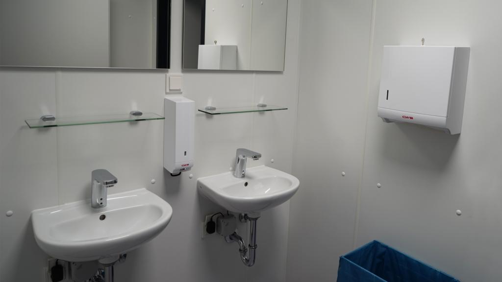 Washbasin in the sanitary area of an administration building in system construction