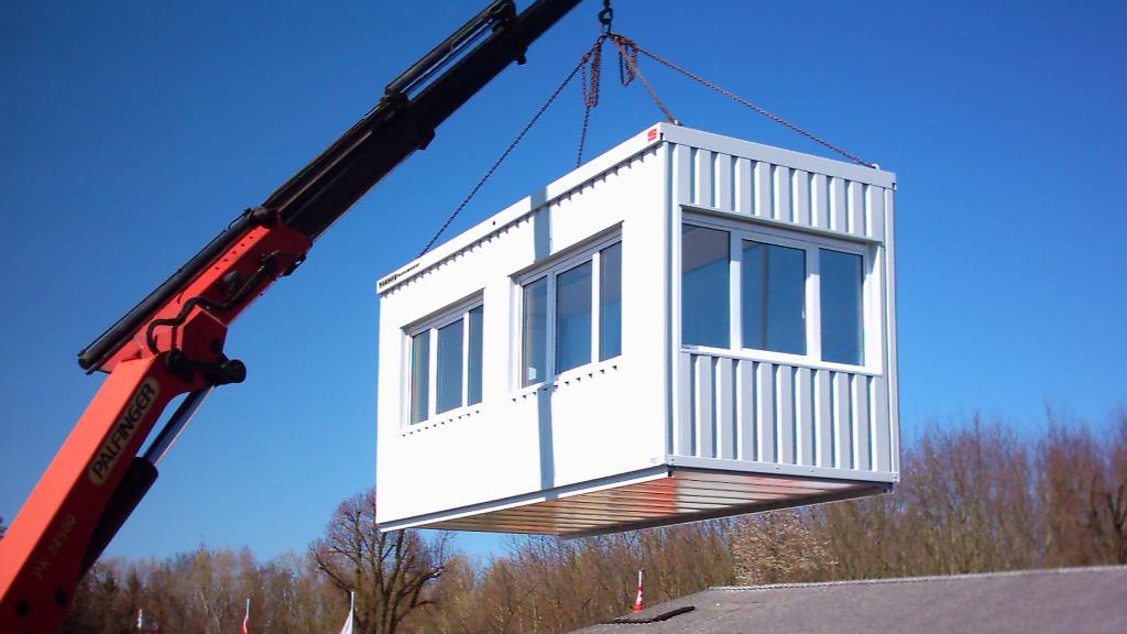 Loading of a SAEBU room container with a crane
