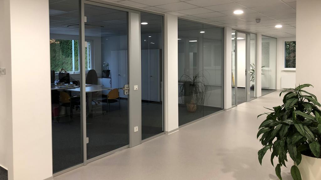 Corridor to the offices of the DB modular administration building in Nürtingen
