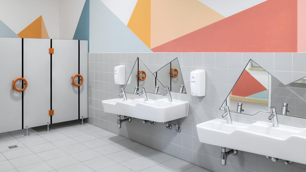 Kindgerechtes Bad mit farbenfroher Einrichtung in der modularen Kita Kaulsdorf