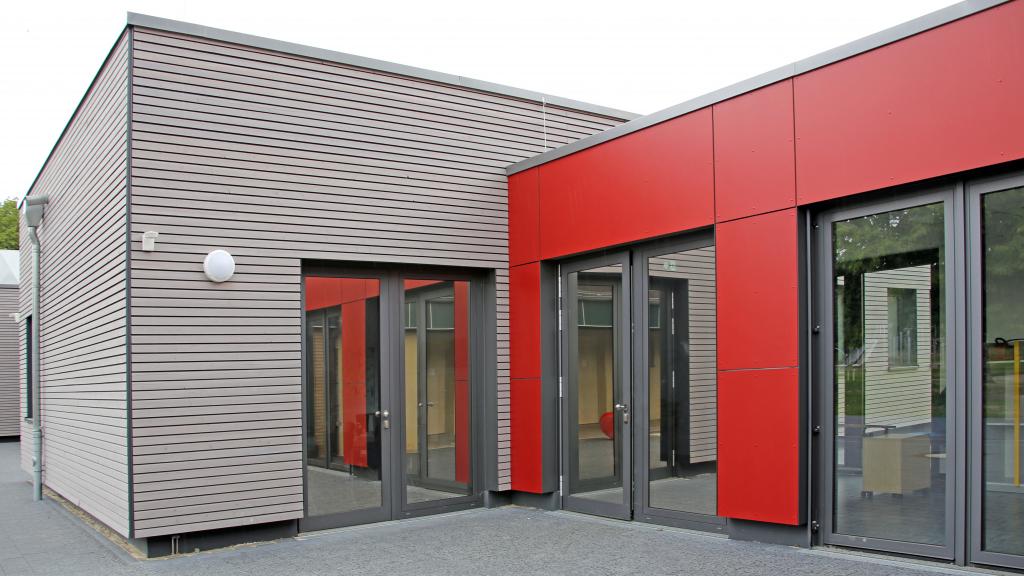 Außenansicht der Fassade mit Materialvariationen der modularen Heideschule in Schwerte