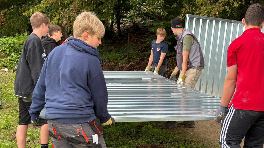 Projekt Streuobstwiese Türwand Materialcontainer