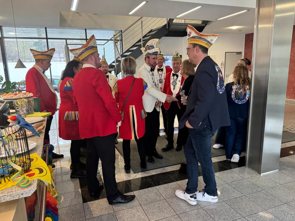 Die KG Morsbach verweilt im Foyer der Firma SÄBU an Weiberfastnacht.