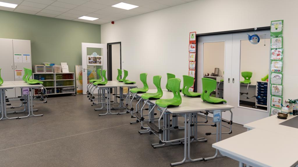Ansicht des Klassen- und Nebenraums im neuen Schulgebäude der Klaraschule Dinslaken