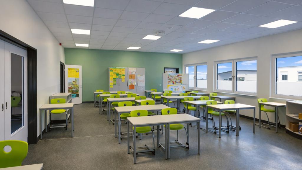 Klassenraum der ruhig, modern und robust gestaltet ist, mit einer freundliche Lernumgebung. 