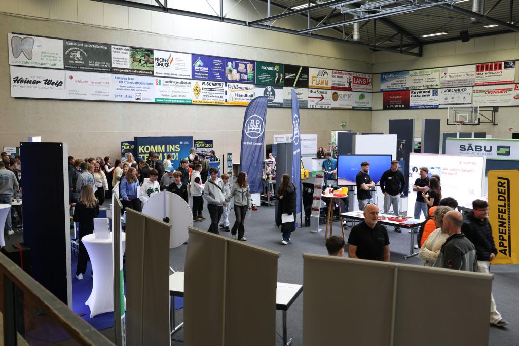 Erhöhte Ansicht der hereinkommenden Schüler in der GWN Arena 