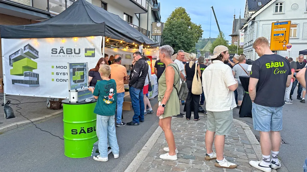 Besucher und das SÄBU-Team am belebten Eventstand bei der Langen Nacht in Morsbach.