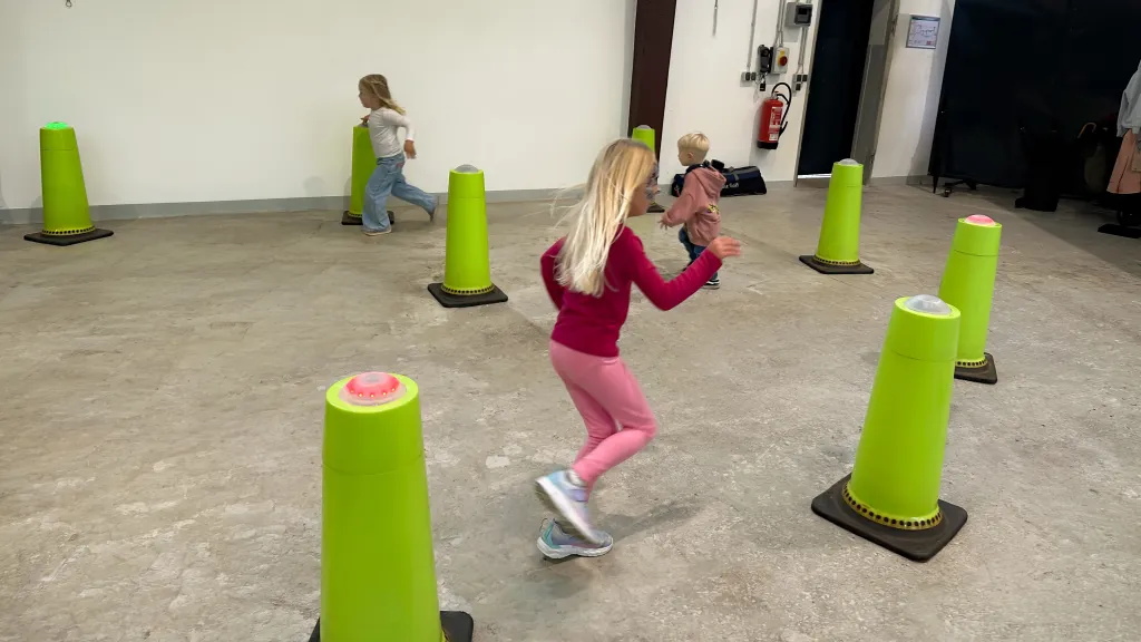 Drei spielende Kinder am Weltkindertag.